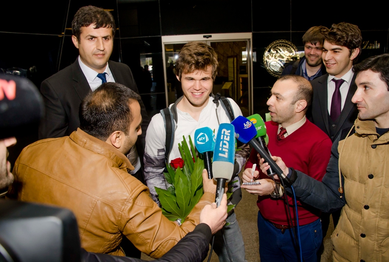 Magnus Carlsen a su llegada a Baku para participar en el Shamkir Chess 2015