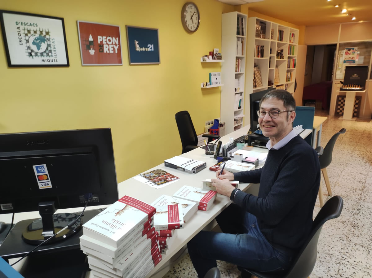 El autor Jorge Ignacio Aguadero Casado, firmando y dedicando los ejemplares para los clientes de Ajederz21